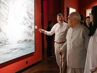 范曾继子发布父亲看展照片，疑似回应失联风波