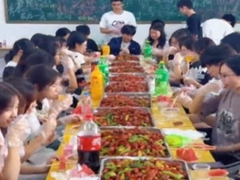 班主任自掏腰包 请全班高考生吃小龙虾