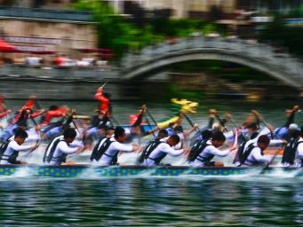 贵州镇远：古城赛龙舟