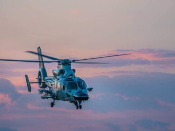 东部战区海军某部组织多机型跨昼夜飞行训练